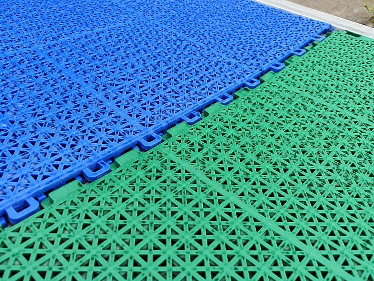 Interlocking polypropylene sports tiles